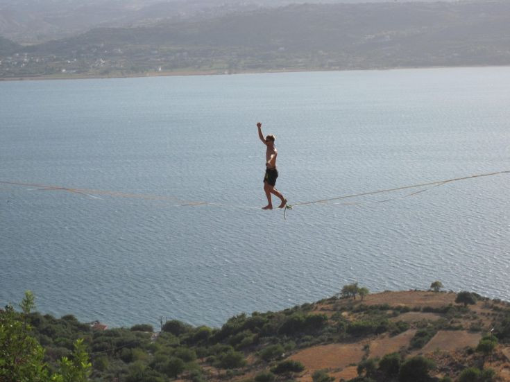 Ο Βέλγος σχοινοβάτης εντυπωσίασε περνώντας πάνω σε σχοινί τη θέση «του Ποντικού το αυλάκι» στην Κεφαλονιά (βίντεο)